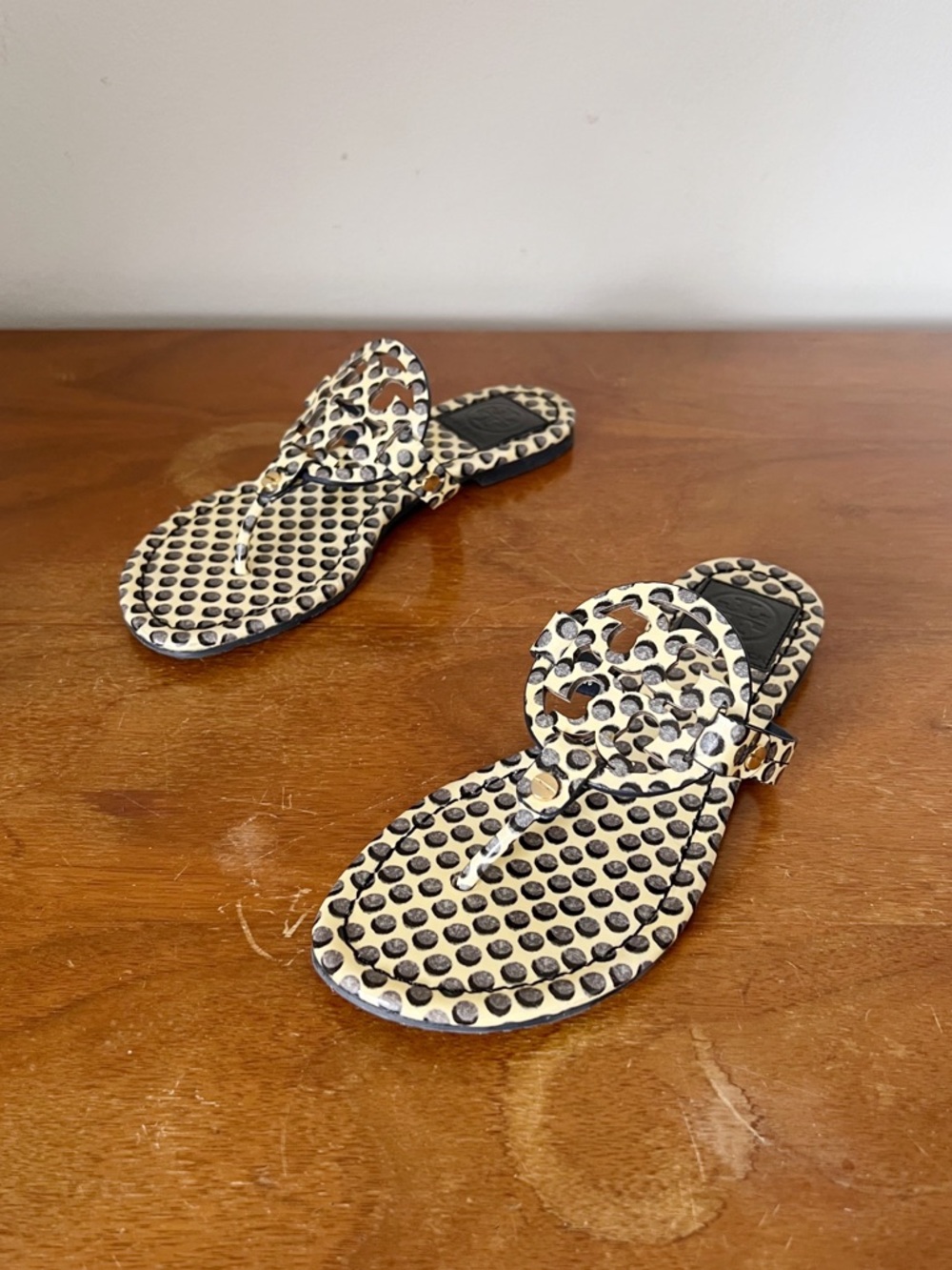 Tory Burch • Miller Sandal patent leather Dot Shadow slide thong logo flip flop - Picture 9 of 9